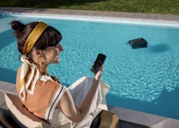 Robot Pool Cleaner Connectivity: Wi-Fi vs. Bluetooth Compared