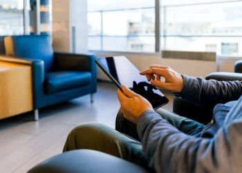 How Do Celebrities Travel Without Being Noticed? Top Secrets